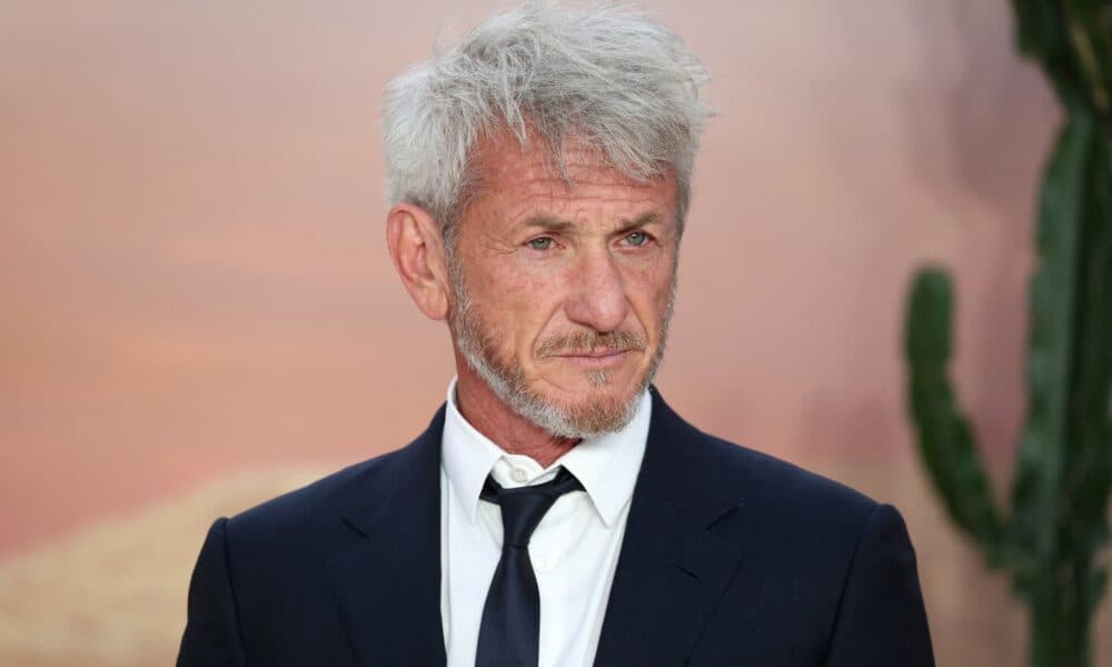 Sean Penn Defies Warnings by Chain-Smoking at Golden Globes Event