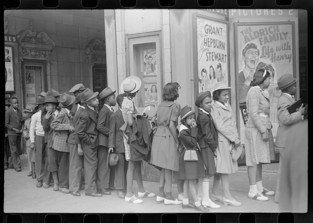 1941 Photo Sparks Debate on Time Travel's Possible Reality