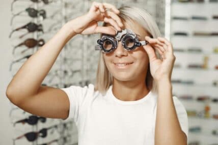 Sarah Jessica Parker's Eye Exam Experience Highlights Blurry Vision Risks After 40