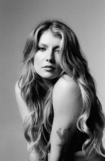 Dasha Shines Bright on "Oh, Anna! Live from the Opry" Captivating Fans