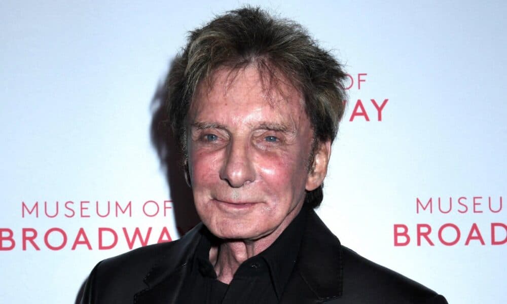 Barry Manilow's Friends Express Concern Over His Recovery After Cancer Surgery
